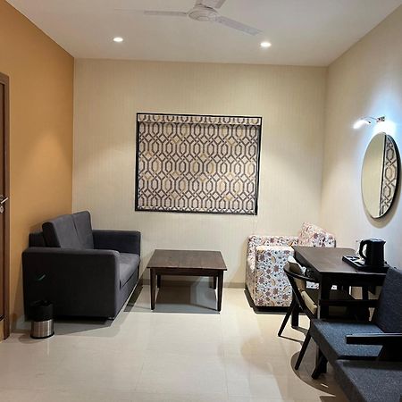 Hotel Avenue Plaza Mundra Екстериор снимка