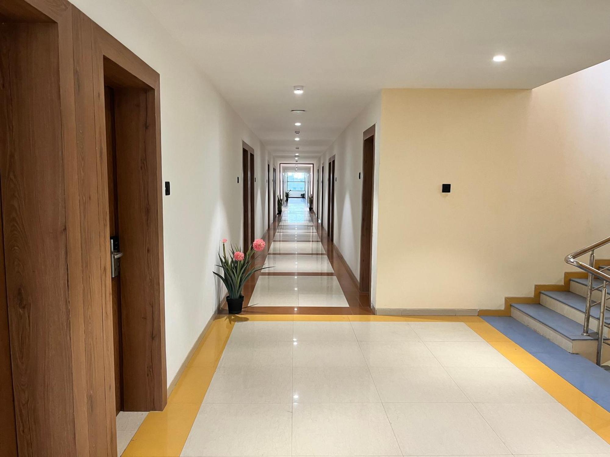 Hotel Avenue Plaza Mundra Екстериор снимка