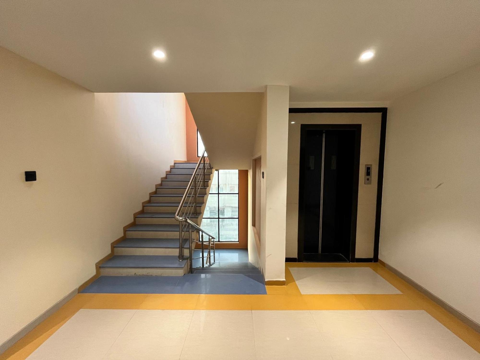 Hotel Avenue Plaza Mundra Екстериор снимка