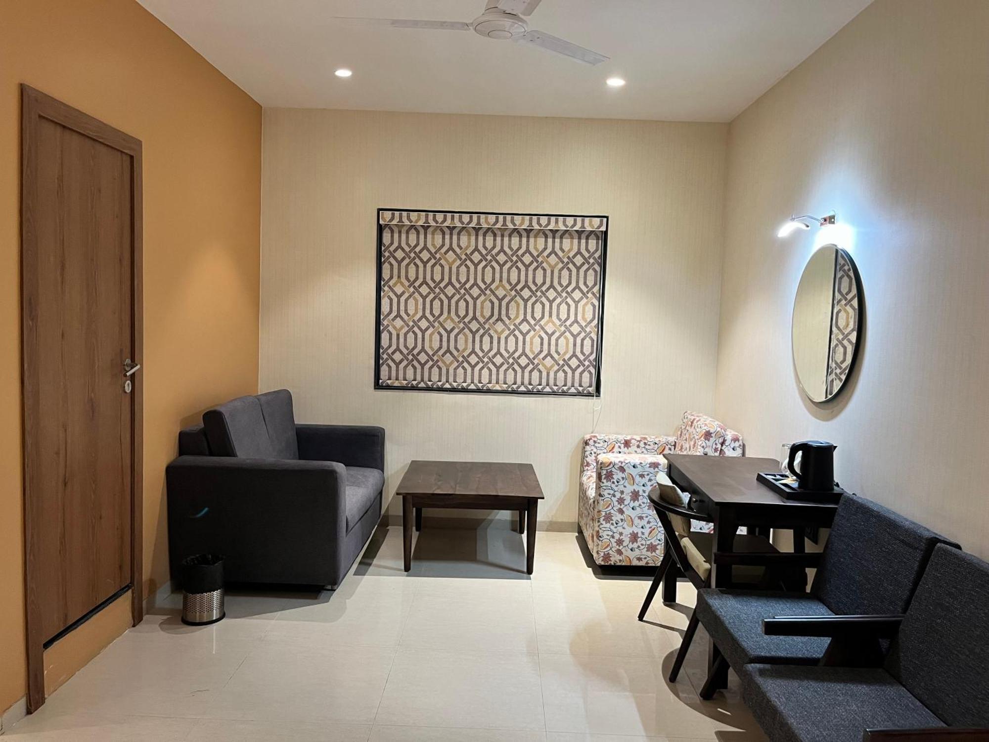 Hotel Avenue Plaza Mundra Екстериор снимка