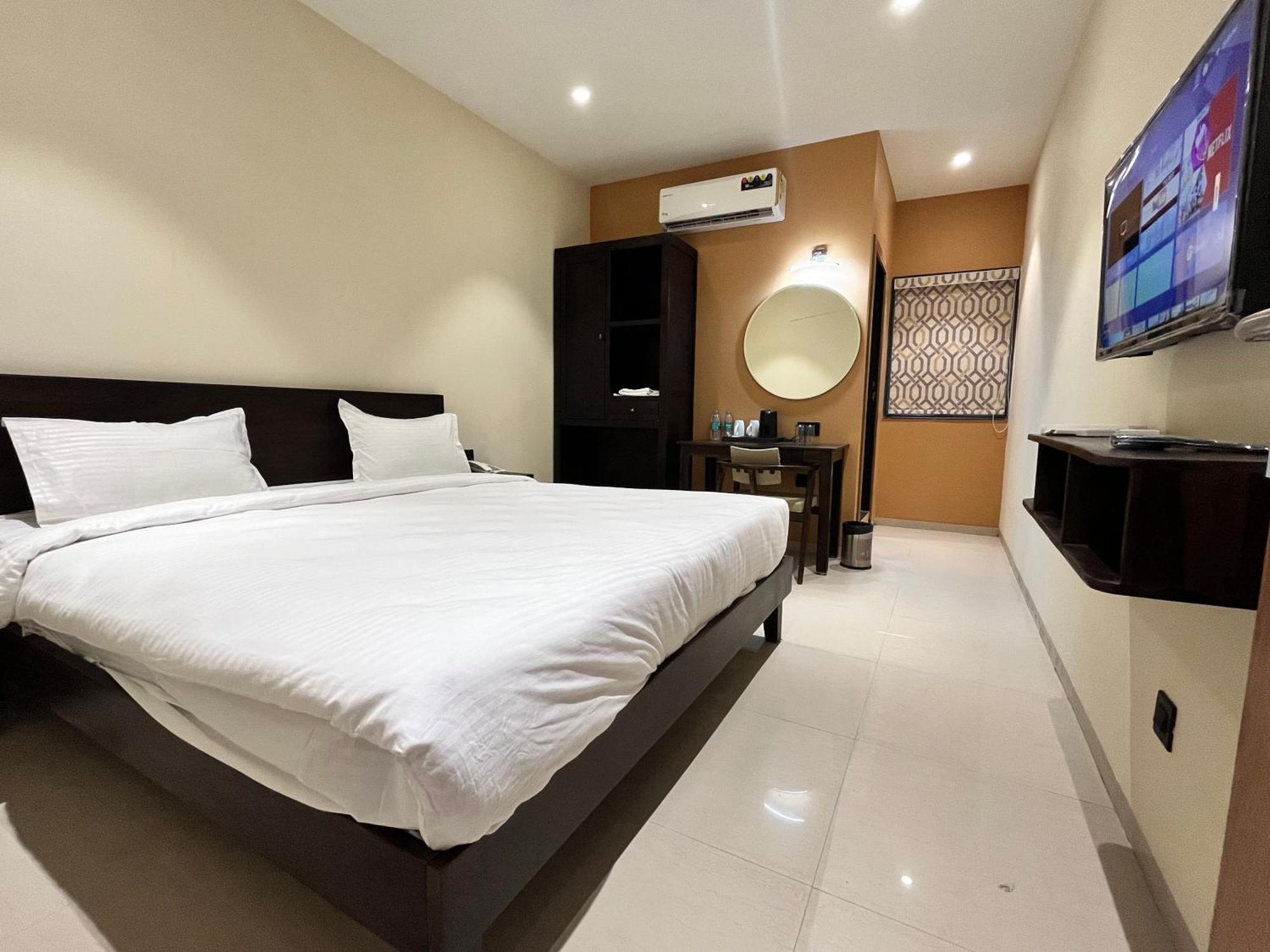 Hotel Avenue Plaza Mundra Екстериор снимка